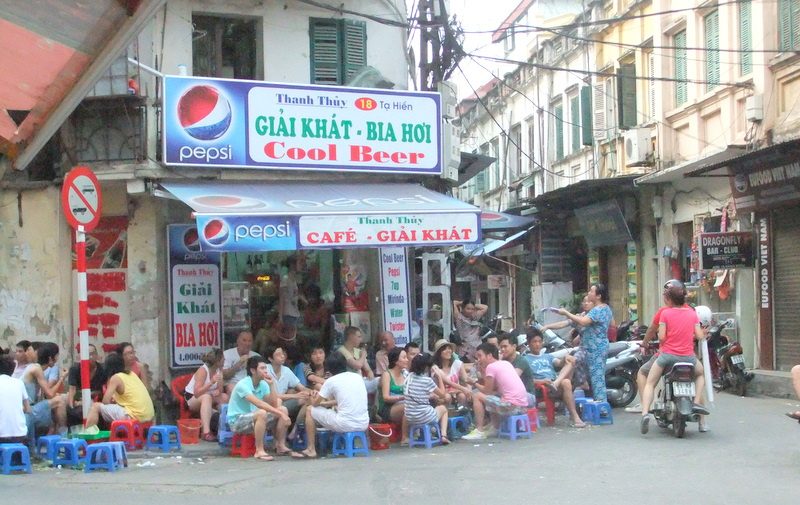 Um típico bar em Hanói bar hanoi