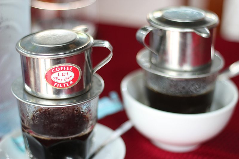 Café vietnamita vem com esse filtro (e com leite condensado) Café vietnamita