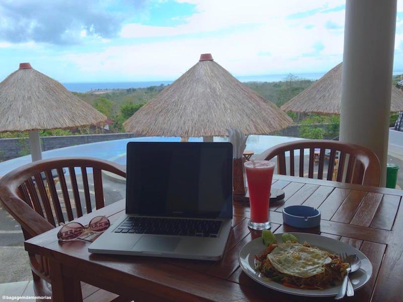 Um dos meus almoços na beira da piscina Bali_uluwatu host