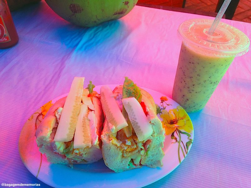 Baguete e fruit shake de Luang Prabang. Tão simples e tão bom! laos_baguete e fruit shake