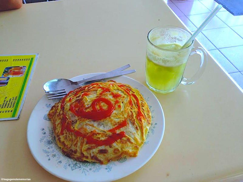 Nasi goreng pataya: fried rice coberto com omelete e ketchup malasia_nasi goreng pataya